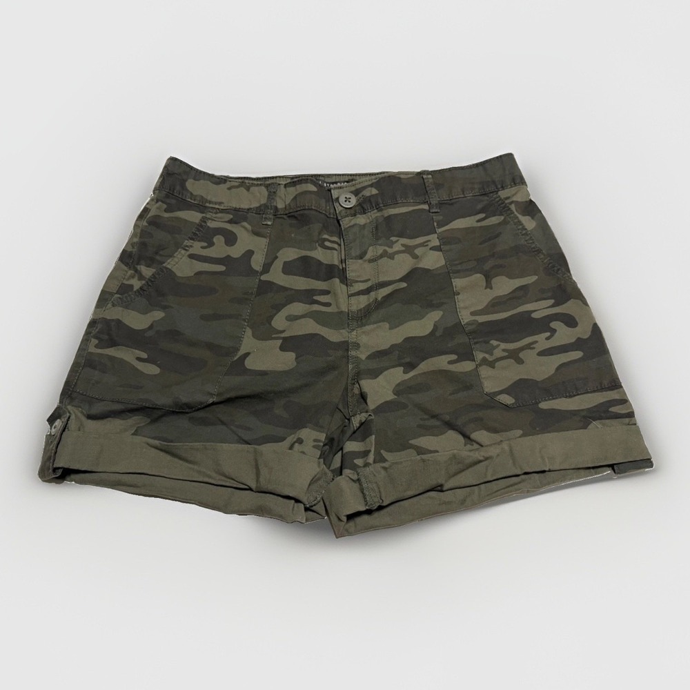 Social Standard by Sanctuary Camo Shorts Women's L Cuffed Olive Green